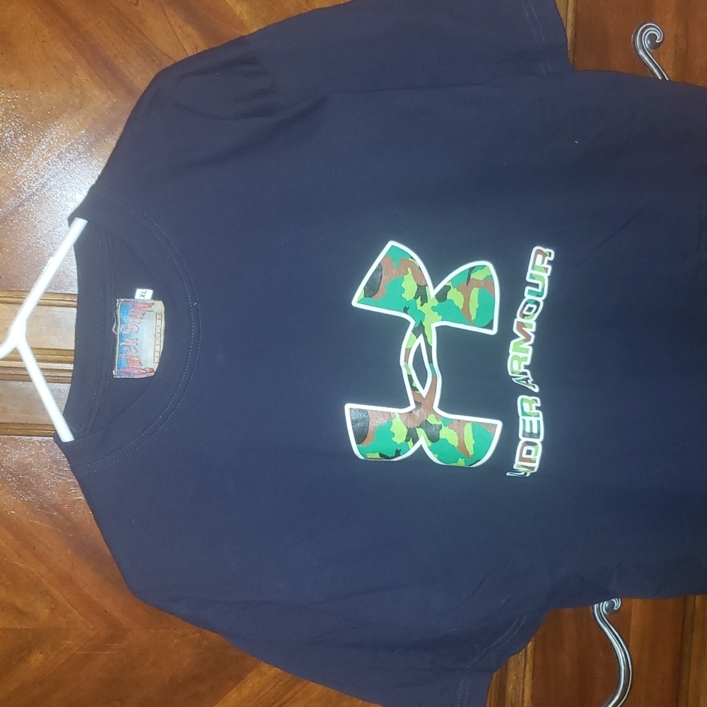 Black Under Armour tshirt